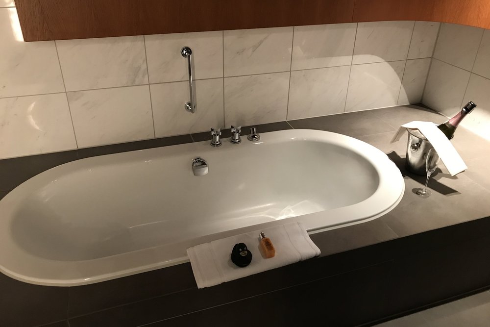 Lufthansa First Class Terminal Frankfurt – Bathtub