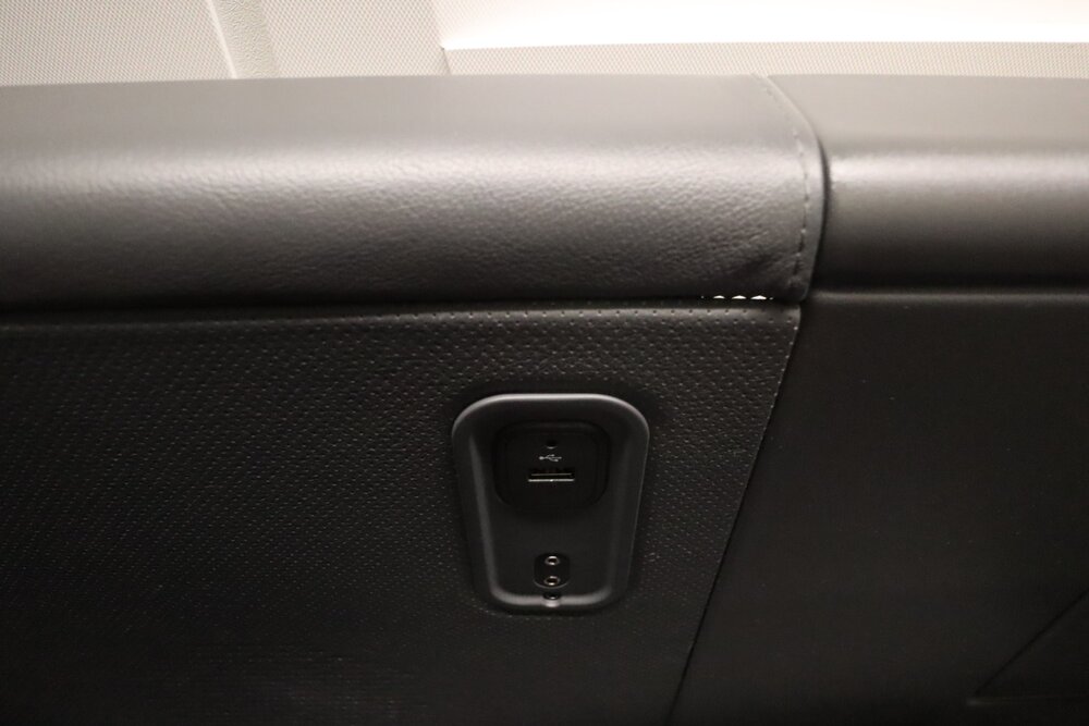 ANA 777 new business class – USB port and headphone jack