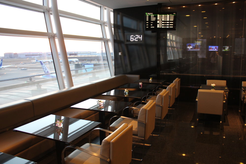 ANA Suite Lounge Tokyo Haneda – Mini dining area
