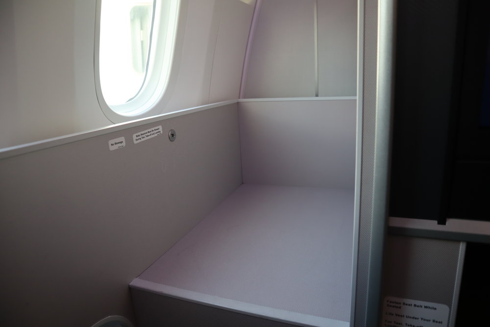 Singapore Airlines 787-10 business class – Bassinet seat