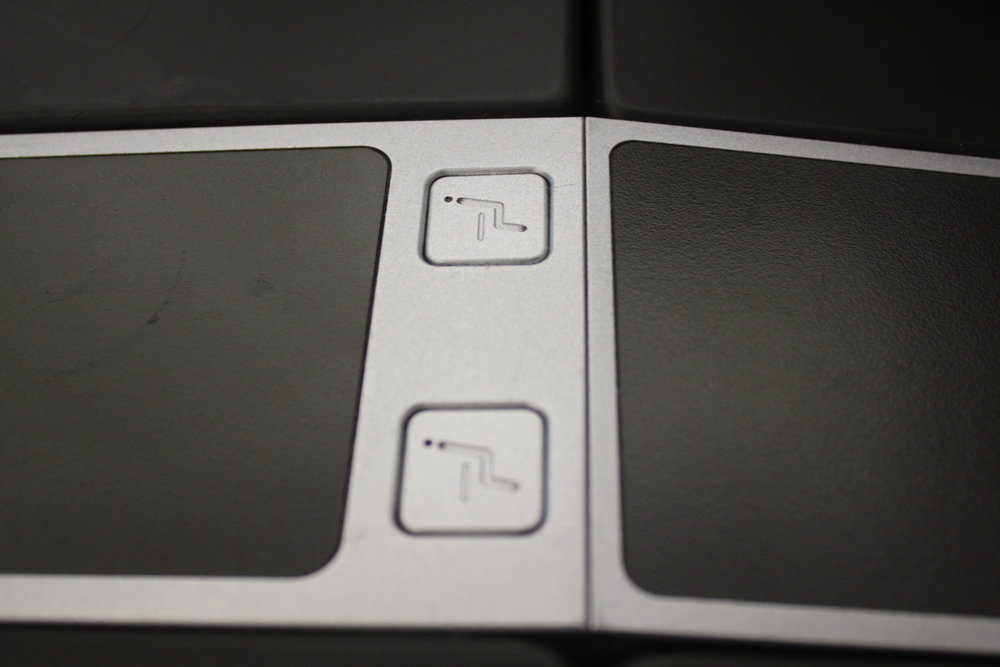 Brussels Airlines business class – Tray table buttons