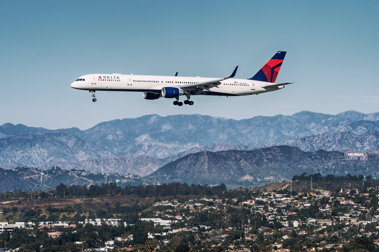 Delta Air Lines Boeing 757 on approach to Los Angeles