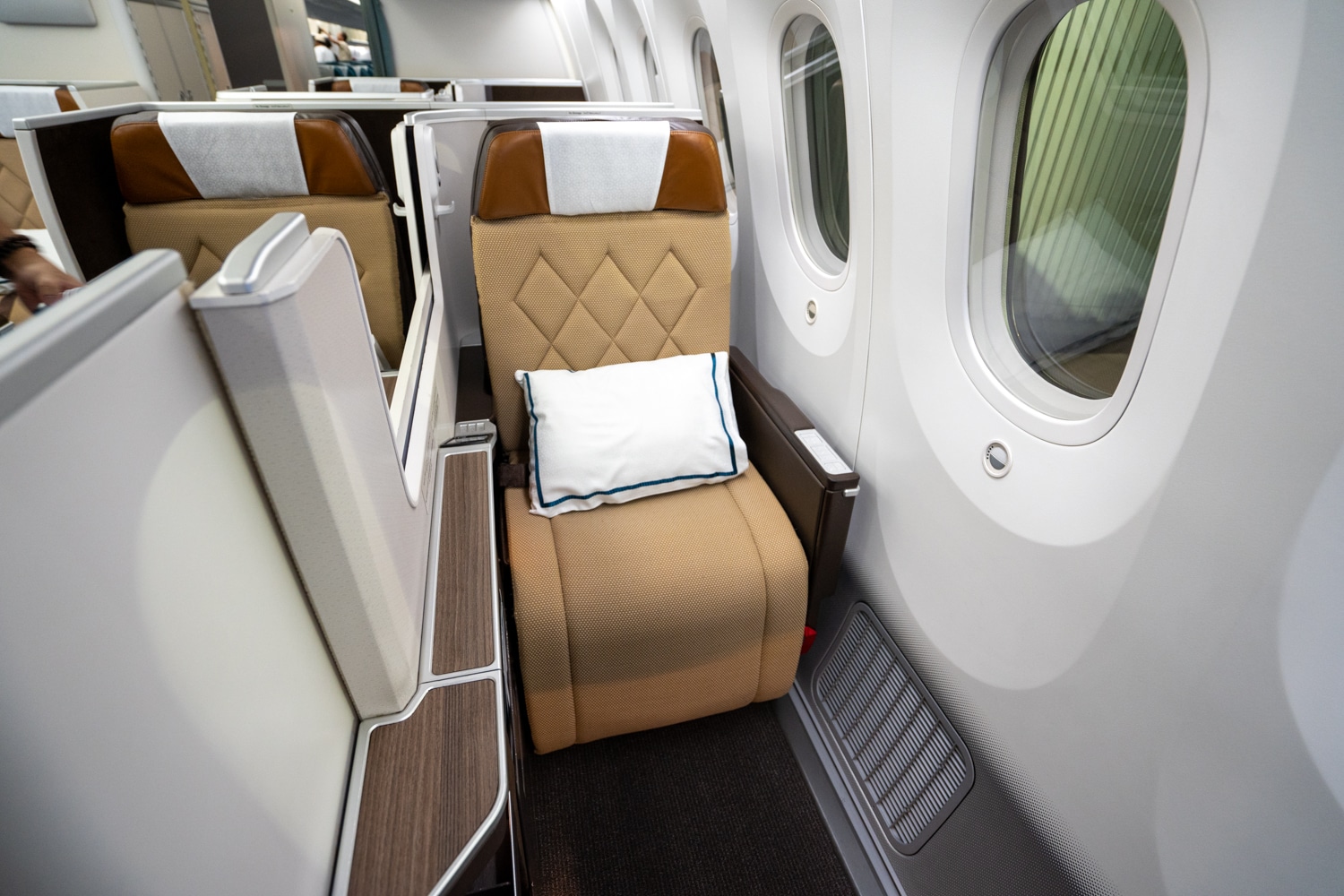 Oman Air 787 business class Apex Suite