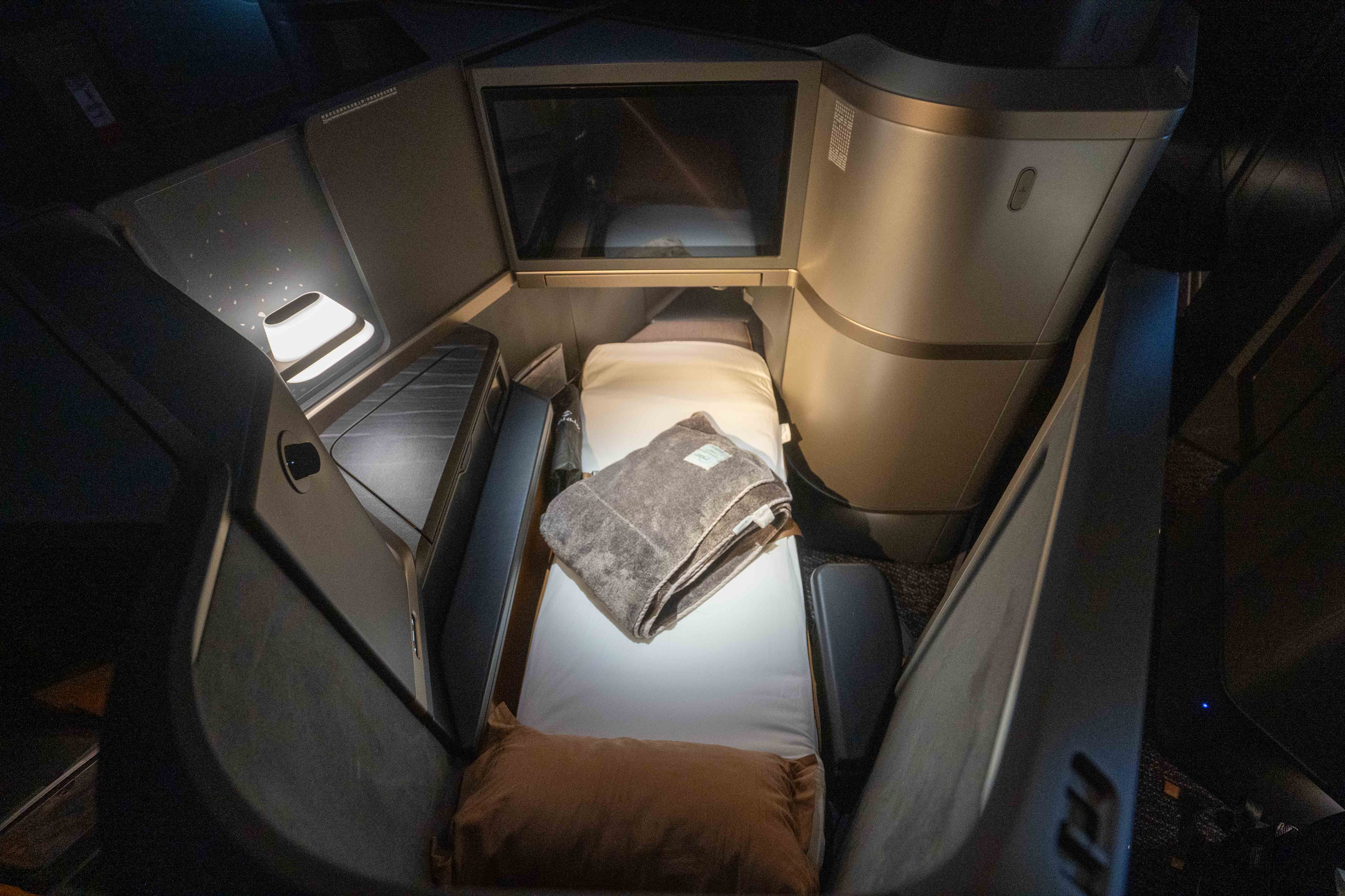 Starlux lie-flat bed