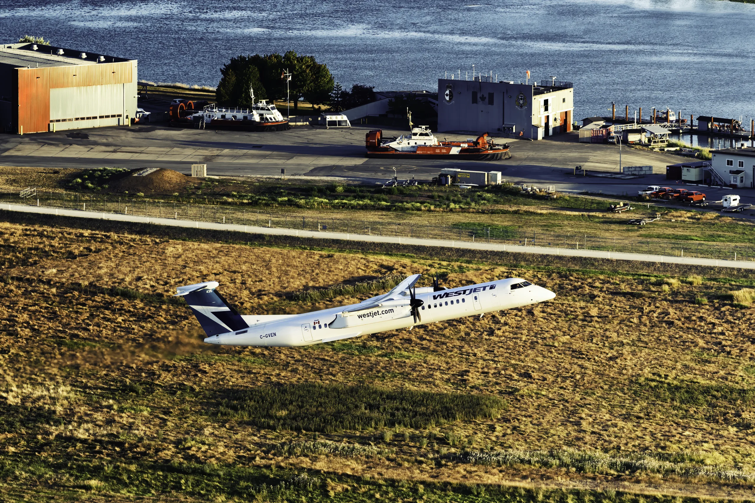 WestJet dash8 q400 plane