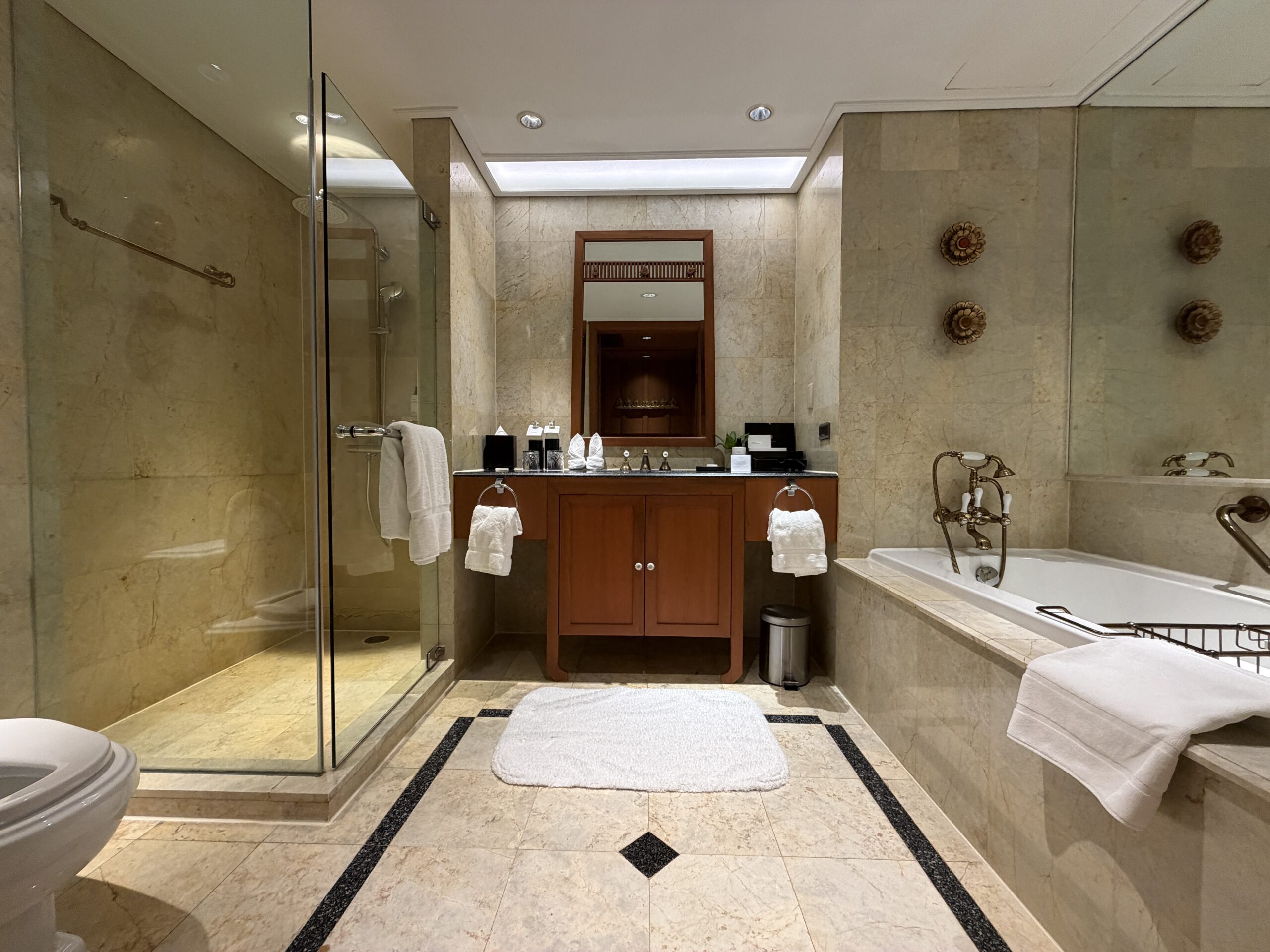 The Athenee Hotel Bangkok – Ruen Thai Suite Bathroom 1