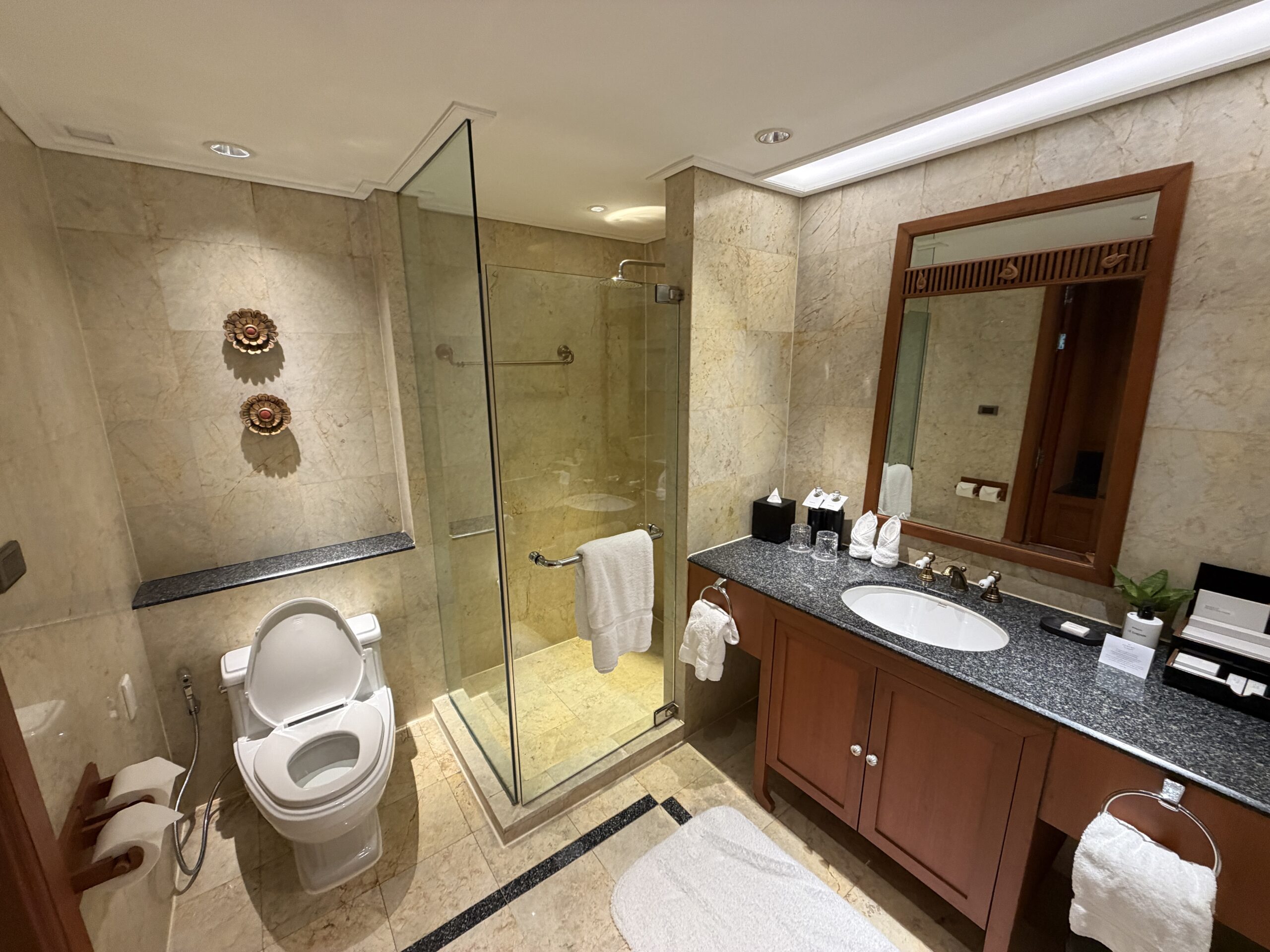 The Athenee Hotel Bangkok – Ruen Thai Suite Bathroom 2