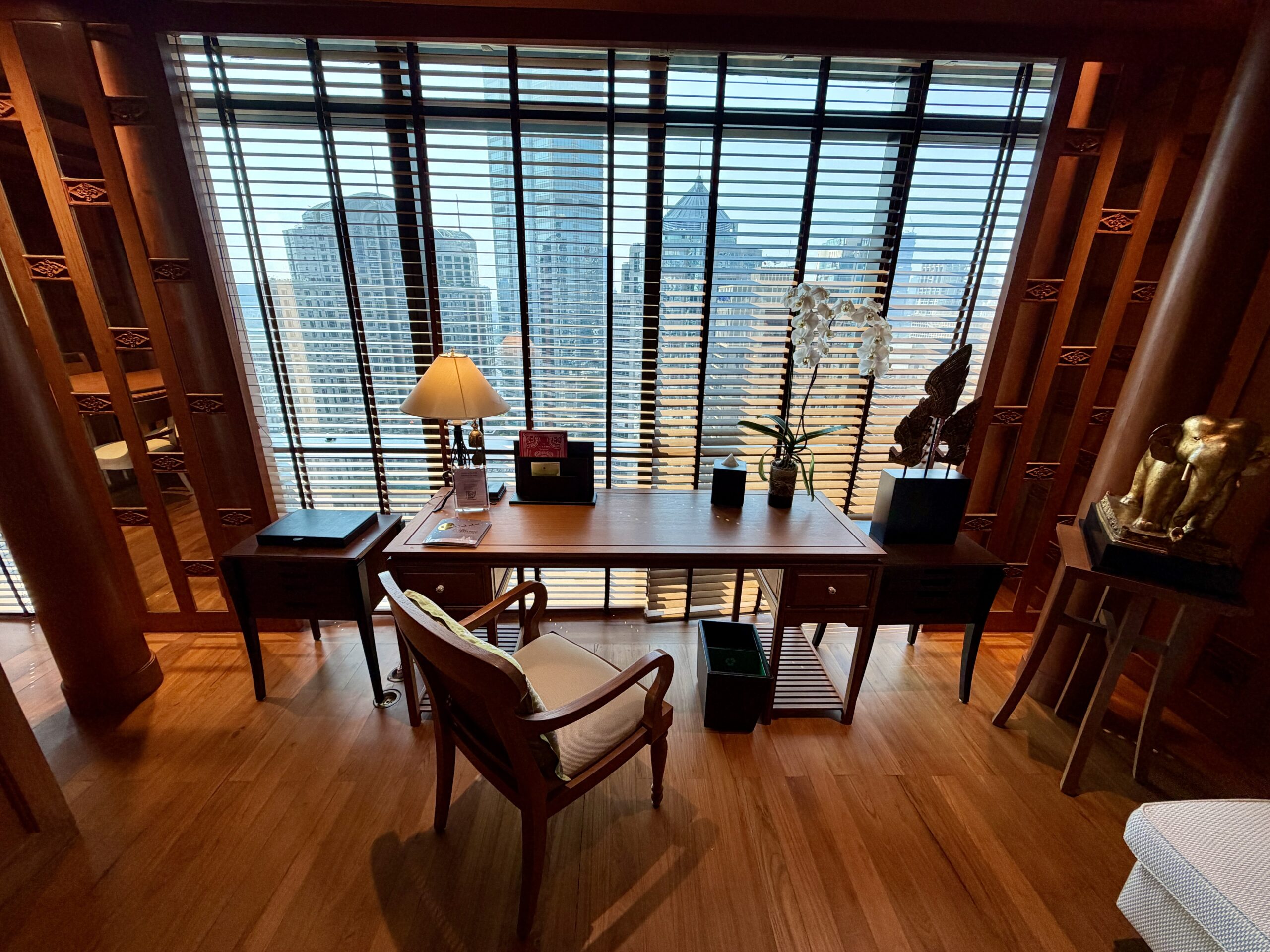 The Athenee Hotel Bangkok – Ruen Thai Suite Desk 1