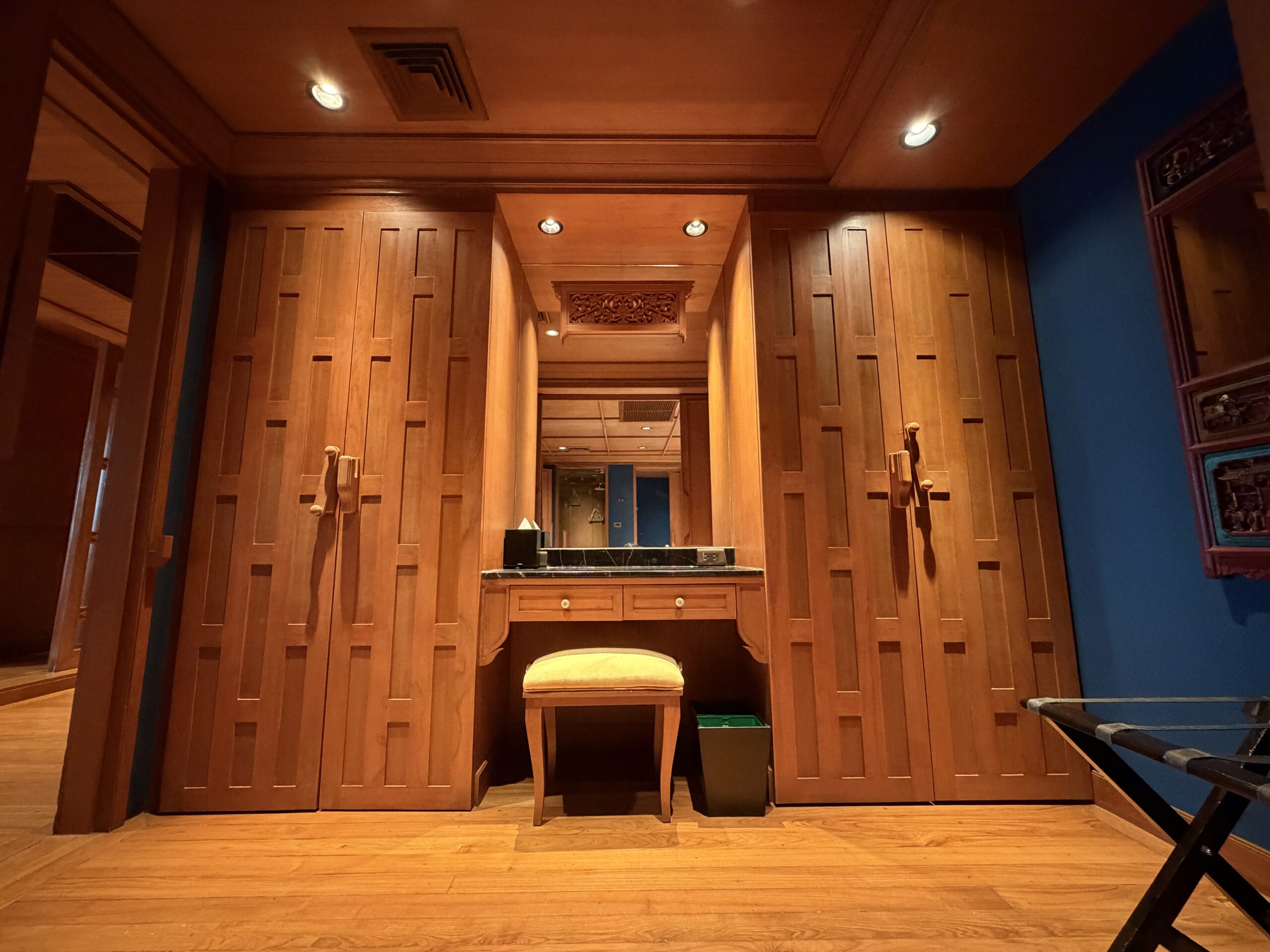 The Athenee Hotel Bangkok – Ruen Thai Suite Dressing Area 1