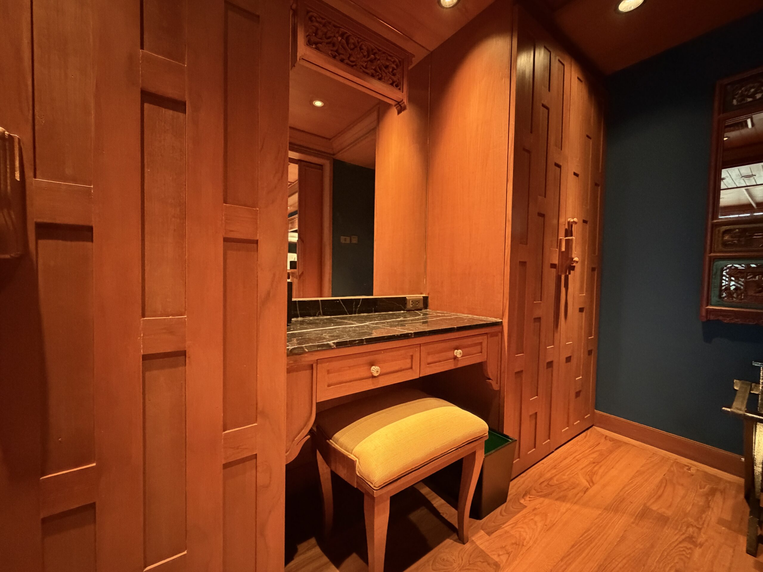 The Athenee Hotel Bangkok – Ruen Thai Suite Dressing Area 2