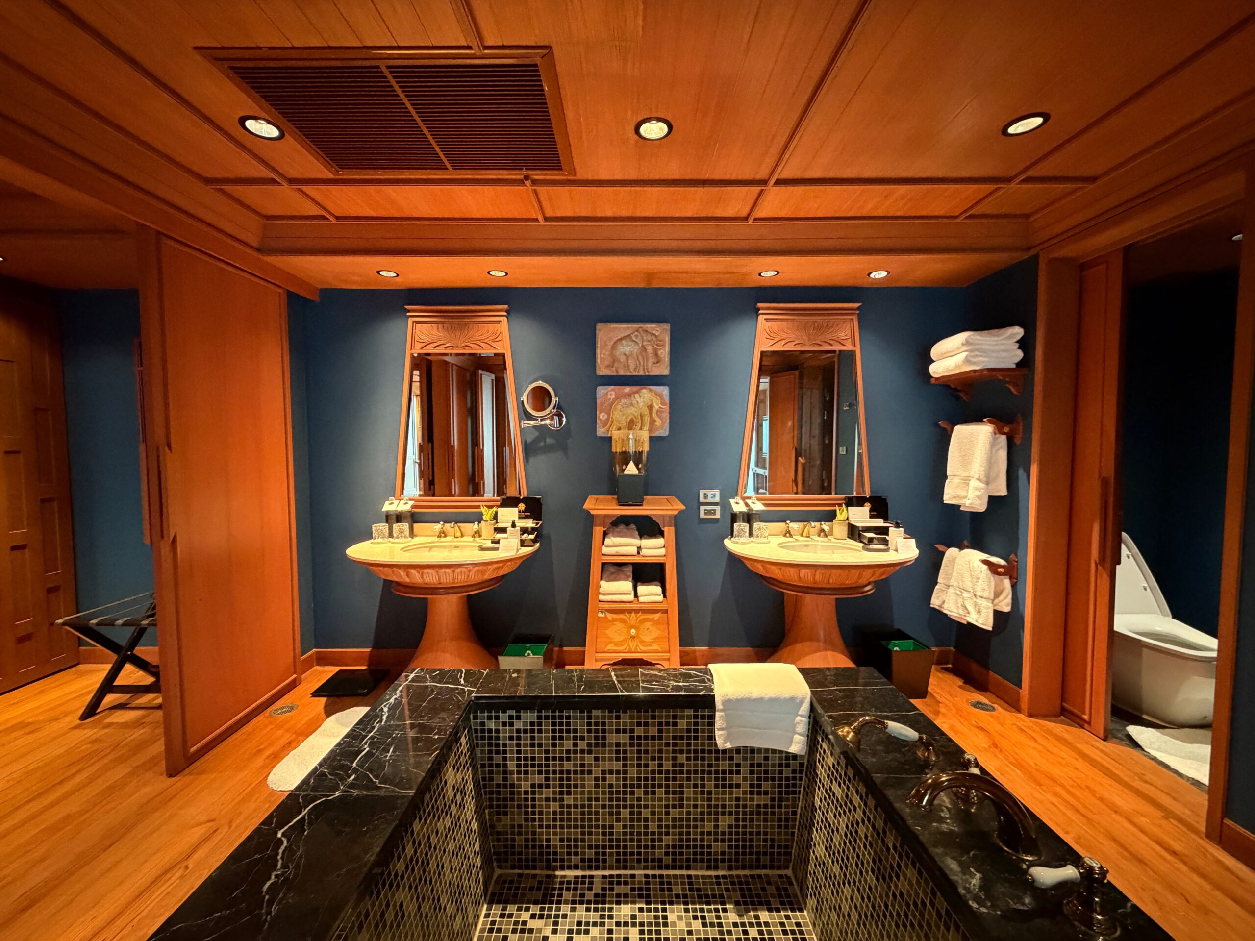 The Athenee Hotel Bangkok – Ruen Thai Suite Master Bathroom 2