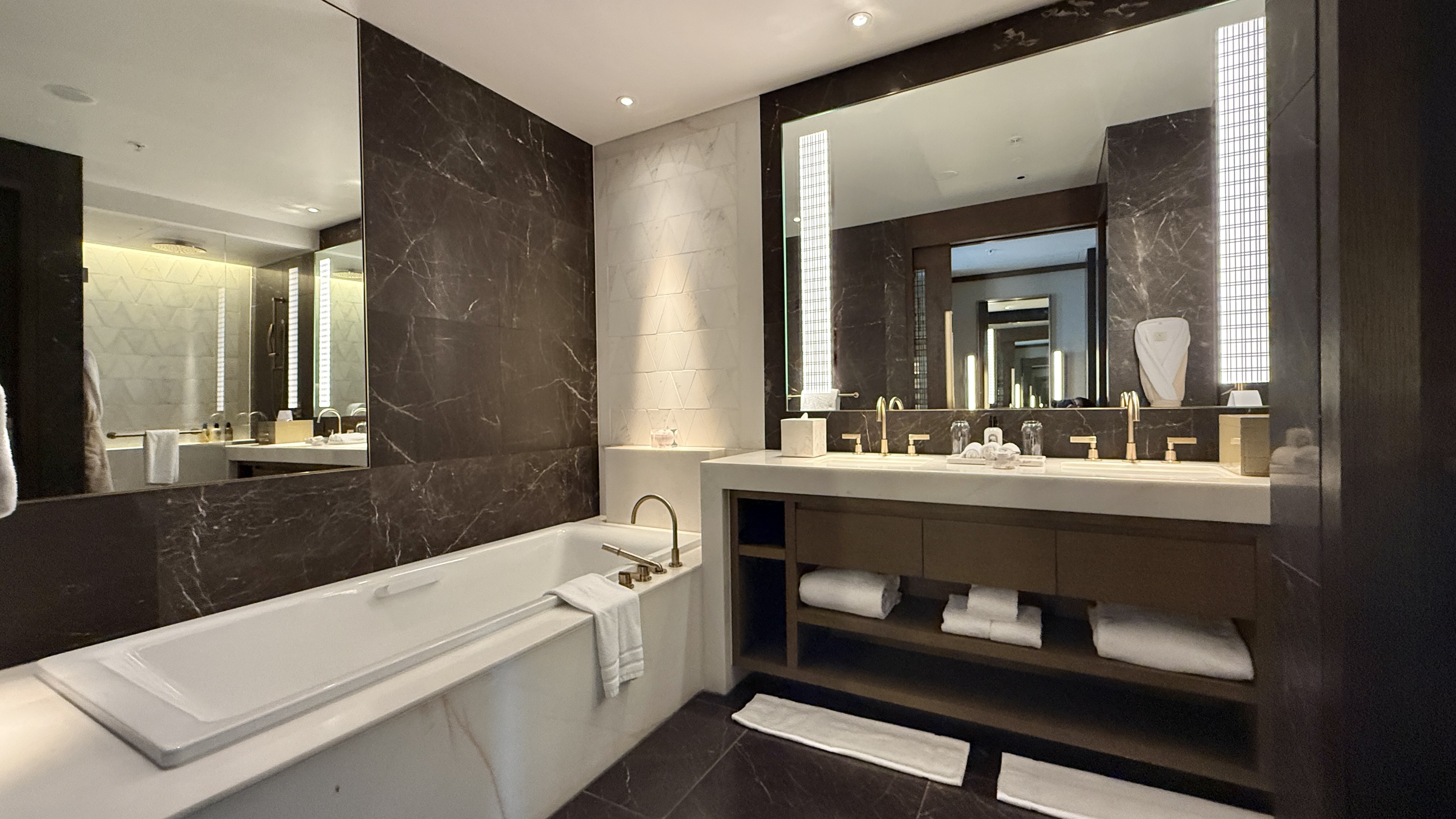The Ritz Carlton Melbourne Deluxe King Room Bathroom