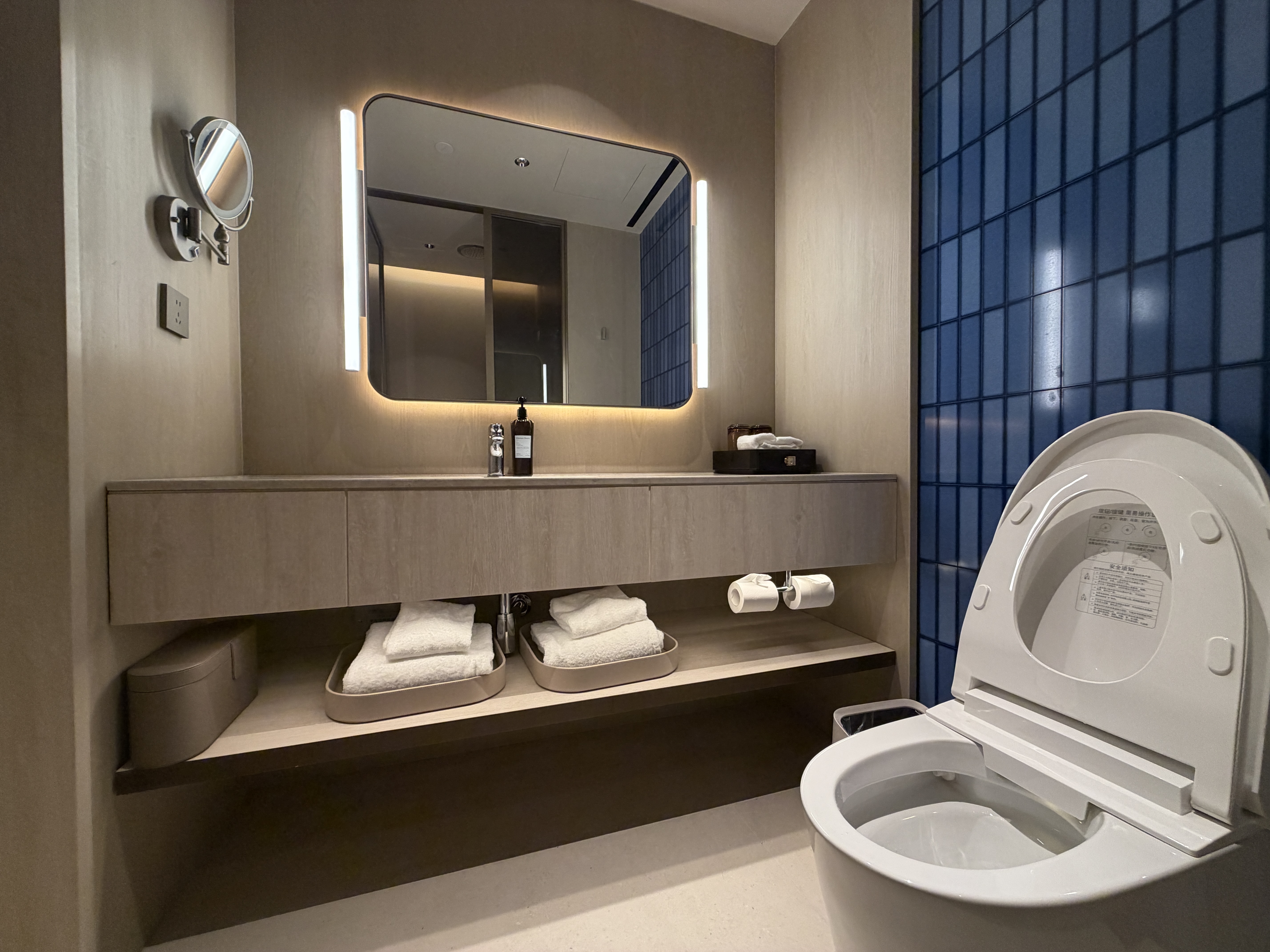 Crystal Orange Shenzhen Bay – Guest bathroom with smart toilet and lit mirror