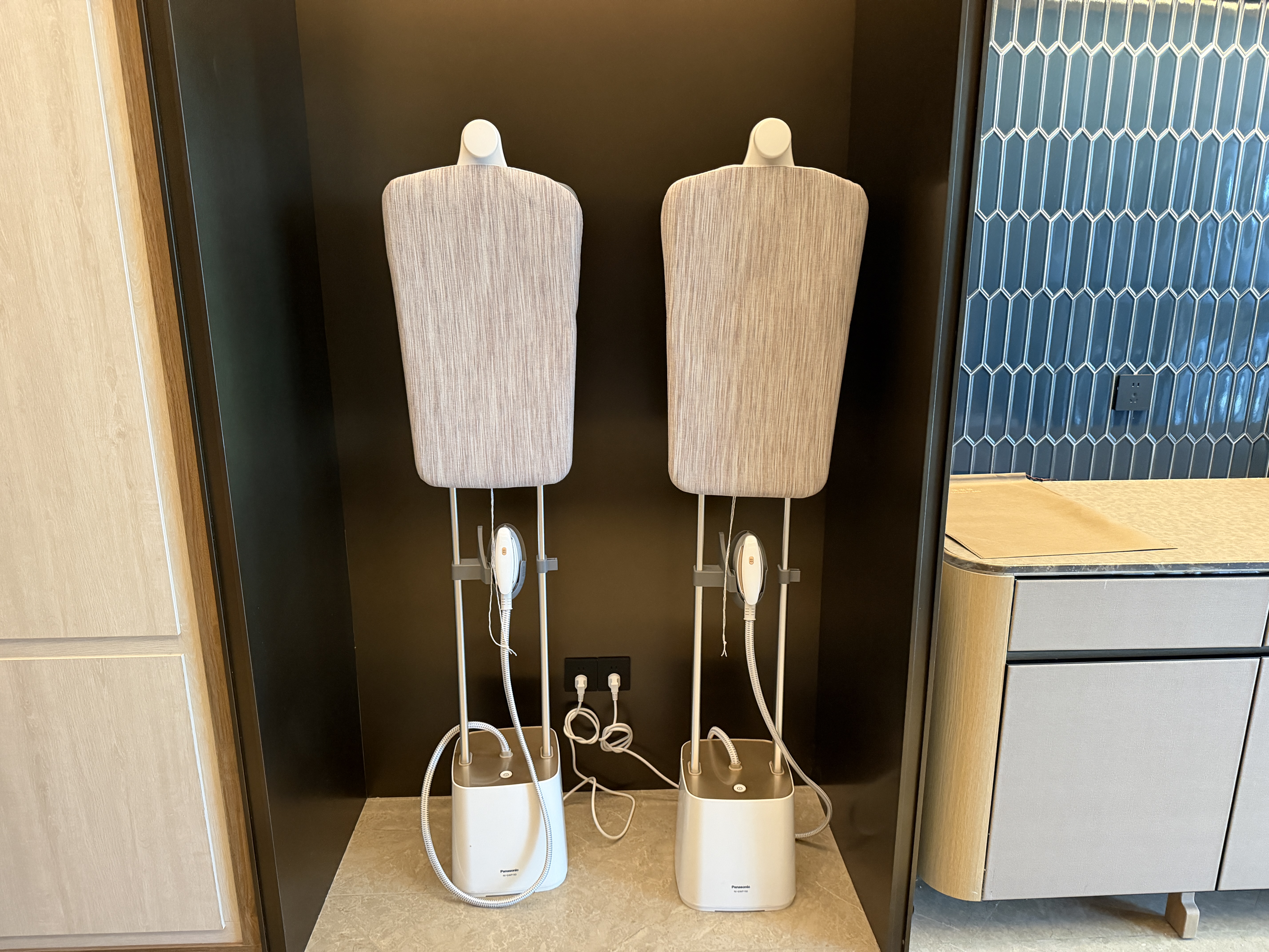 Crystal Orange Shenzhen Bay – Standing garment steamers for guest use