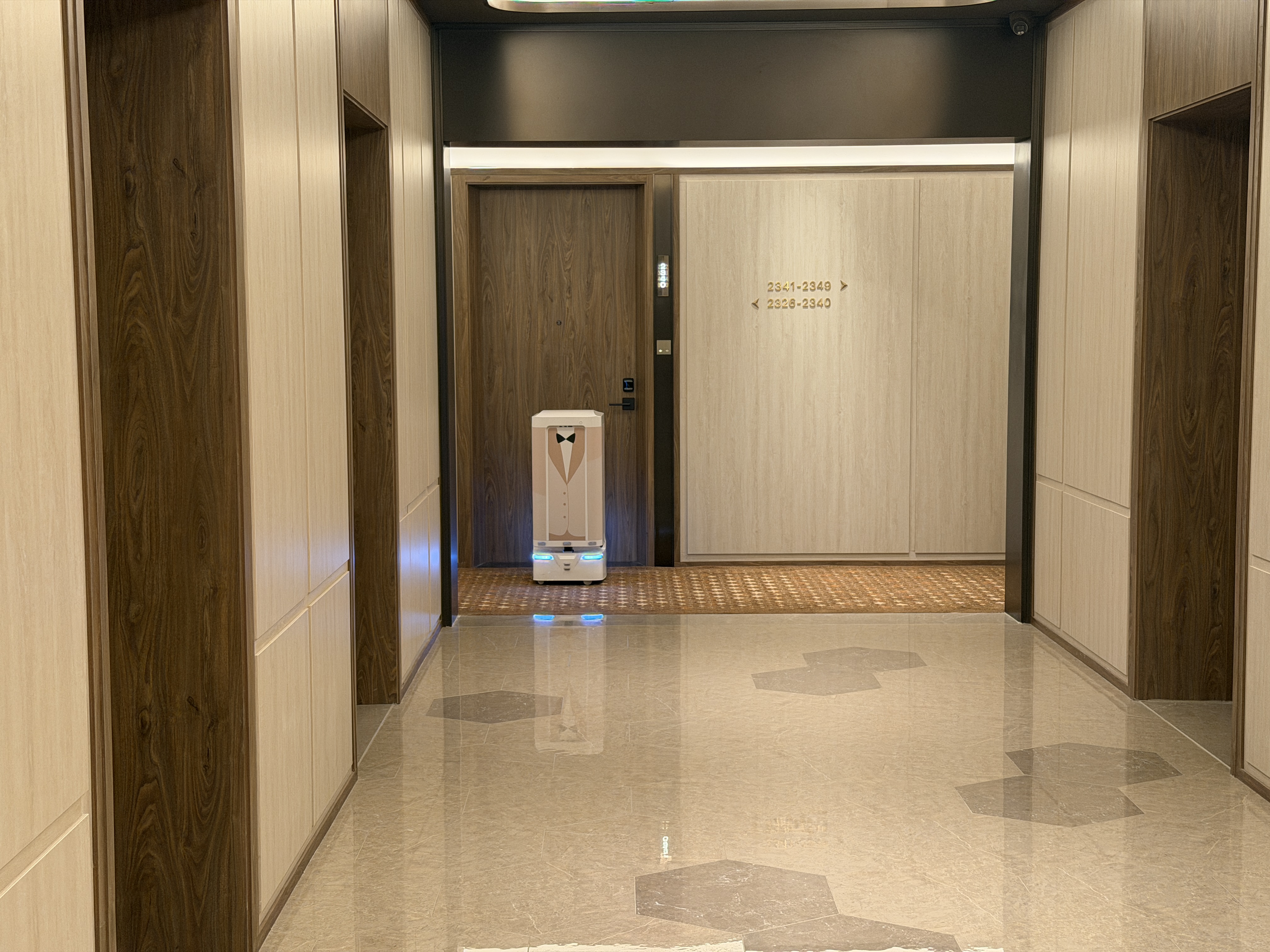 Crystal Orange Shenzhen Bay – Delivery robot in the guest floor hallway