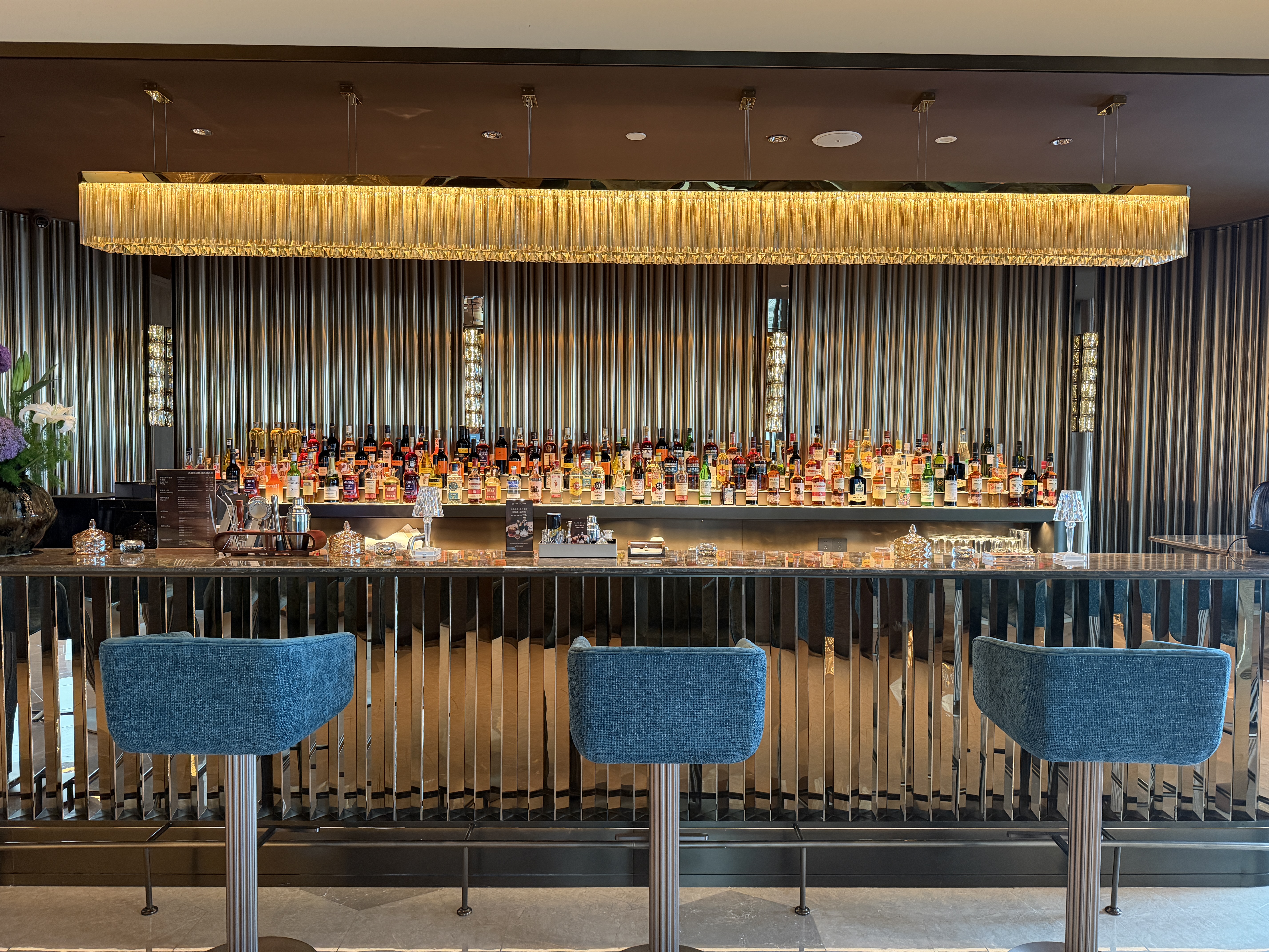 Crystal Orange Shenzhen Bay – 20th-floor lobby bar with full backbar and gold chandelier