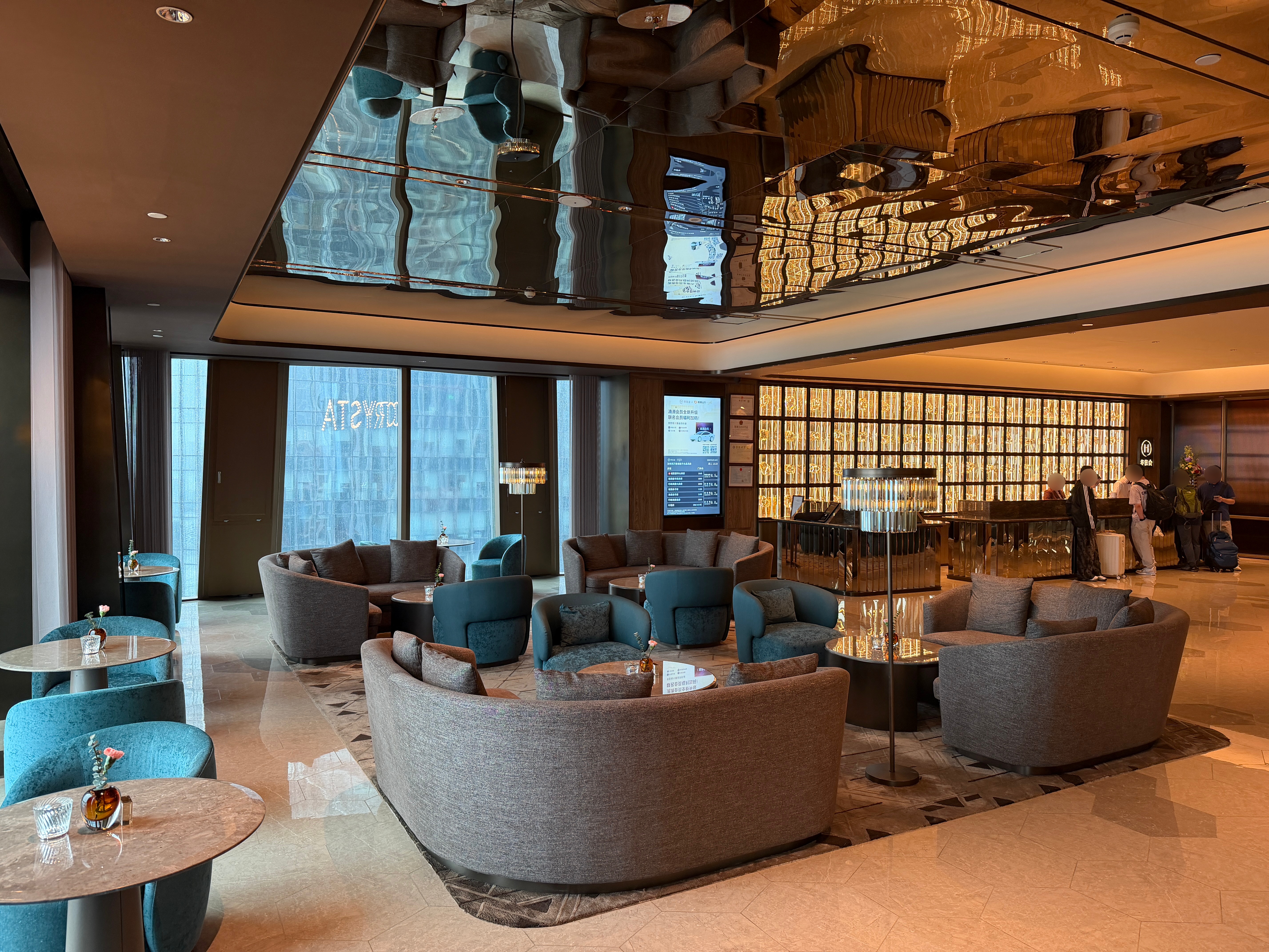 Crystal Orange Shenzhen Bay – 20th-floor lobby with city skyline through floor-to-ceiling windows