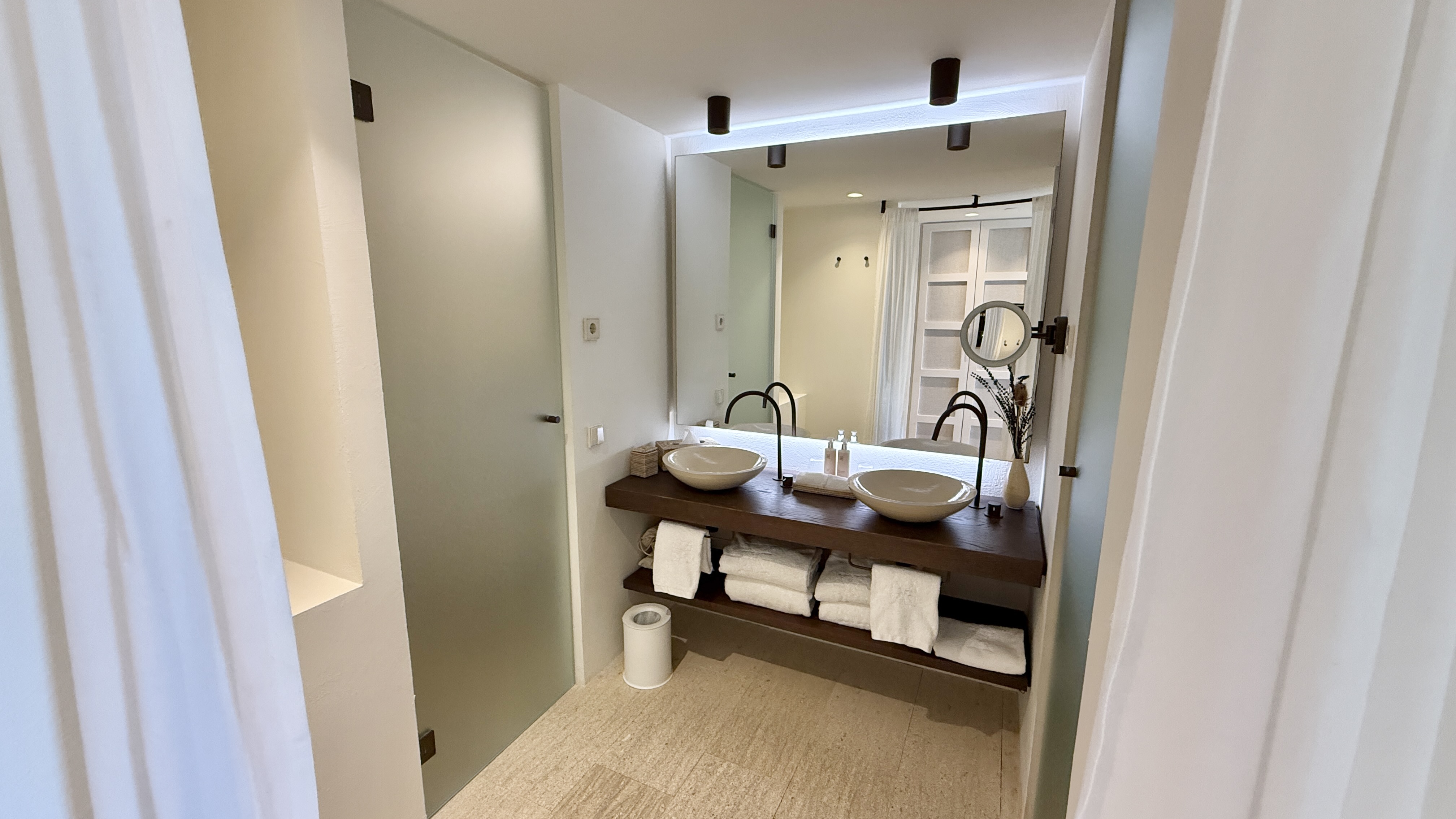 La Zambra Resort - King Bed Deluxe Room Bathroom