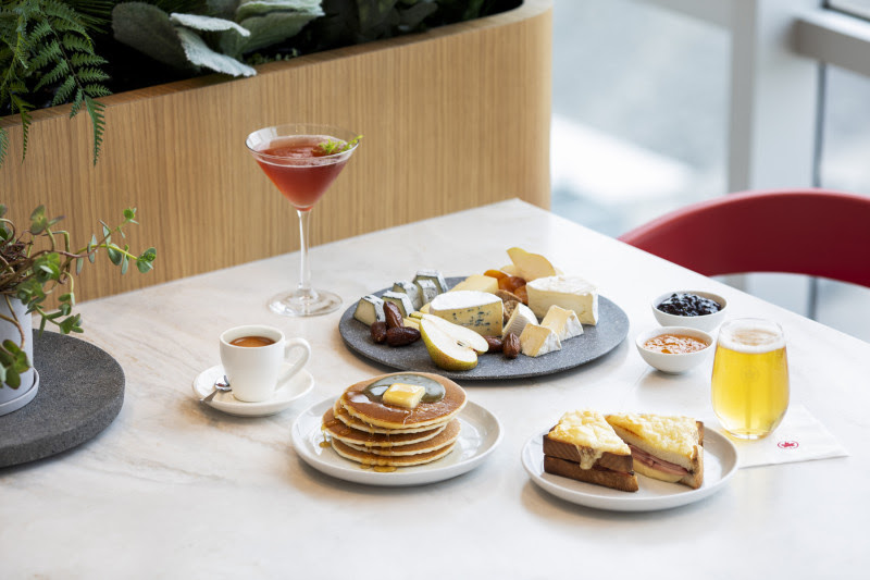 Local food and beverage offerings at the Air Canada Café in Québec City