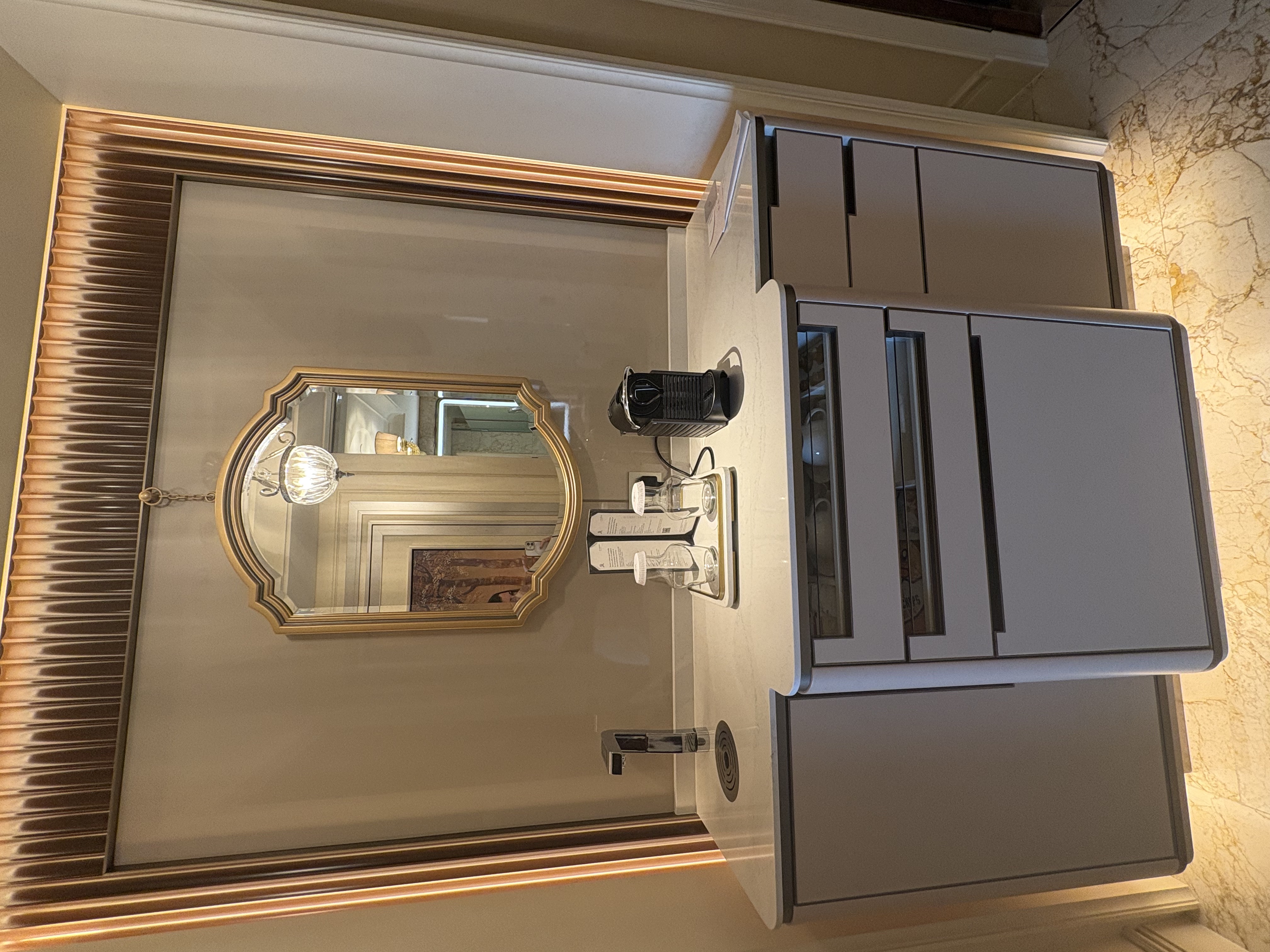Bar and vanity area in the Astor King room