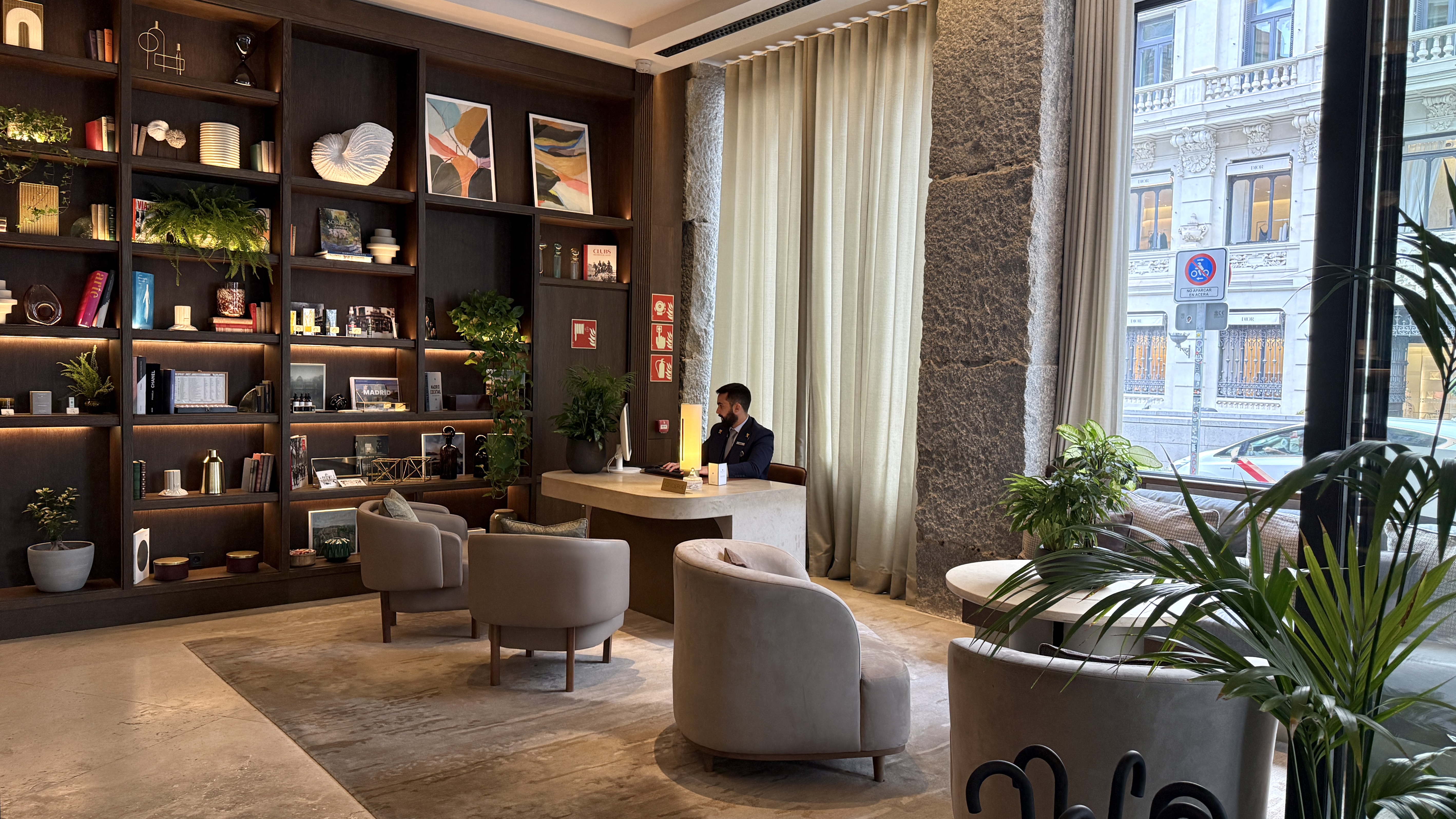 JW Marriott Hotel Madrid - Lobby & Concierge Desk