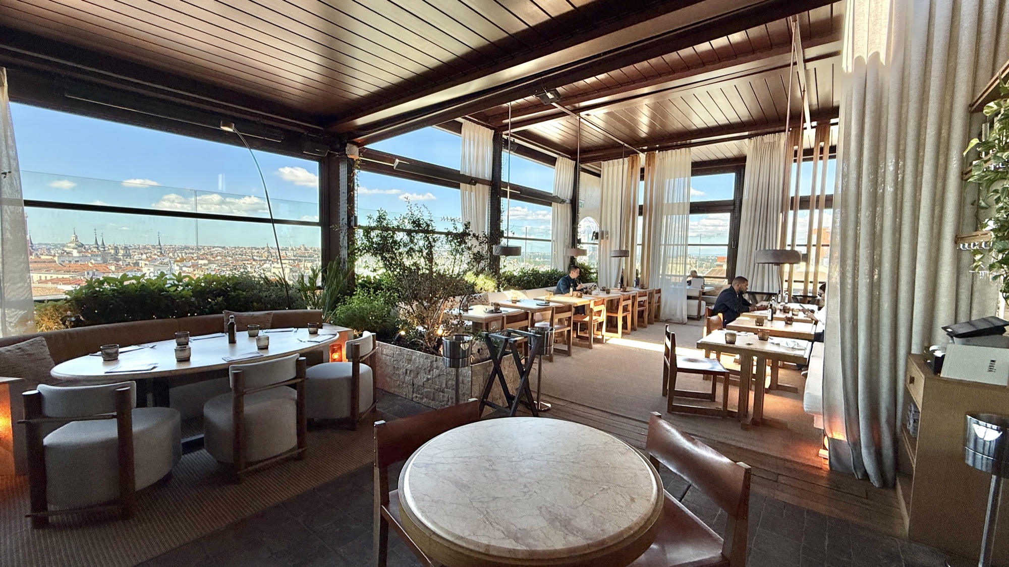 Makáá rooftop dining room with floor-to-ceiling views over Madrid