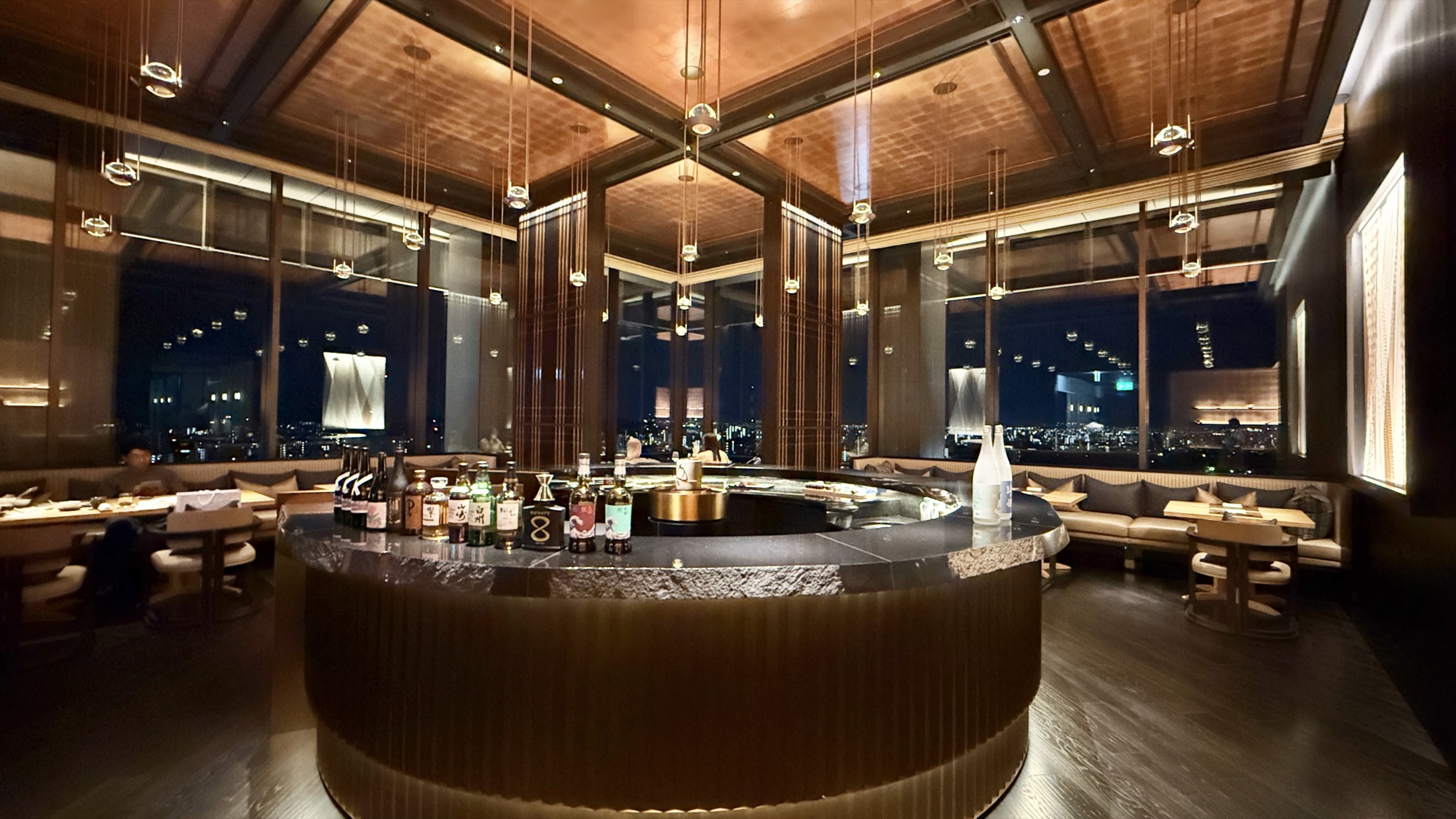 Circular counter and bar at Genjyu