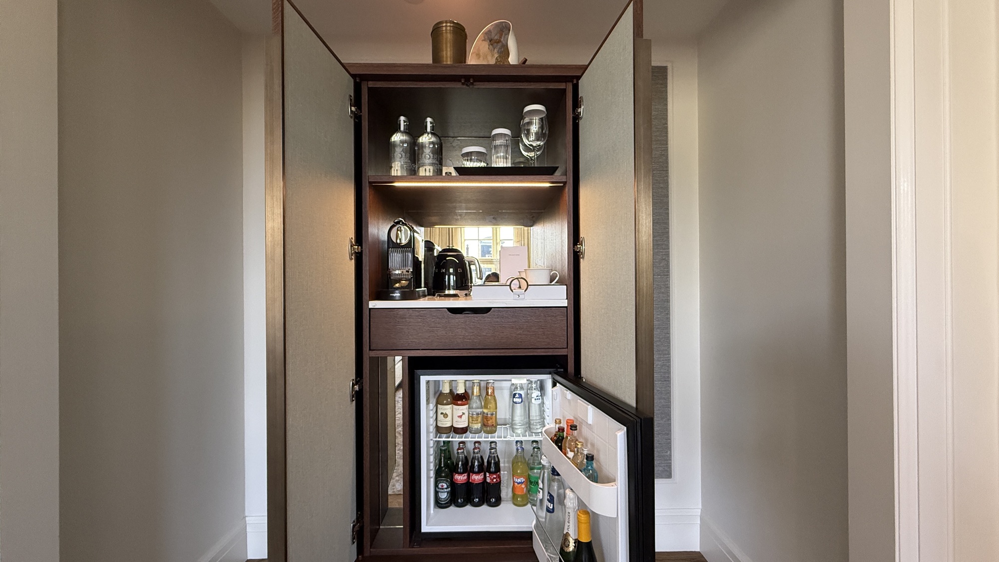 Beverage cabinet with a Nespresso machine and a stocked minibar in the King Grand Premier room
