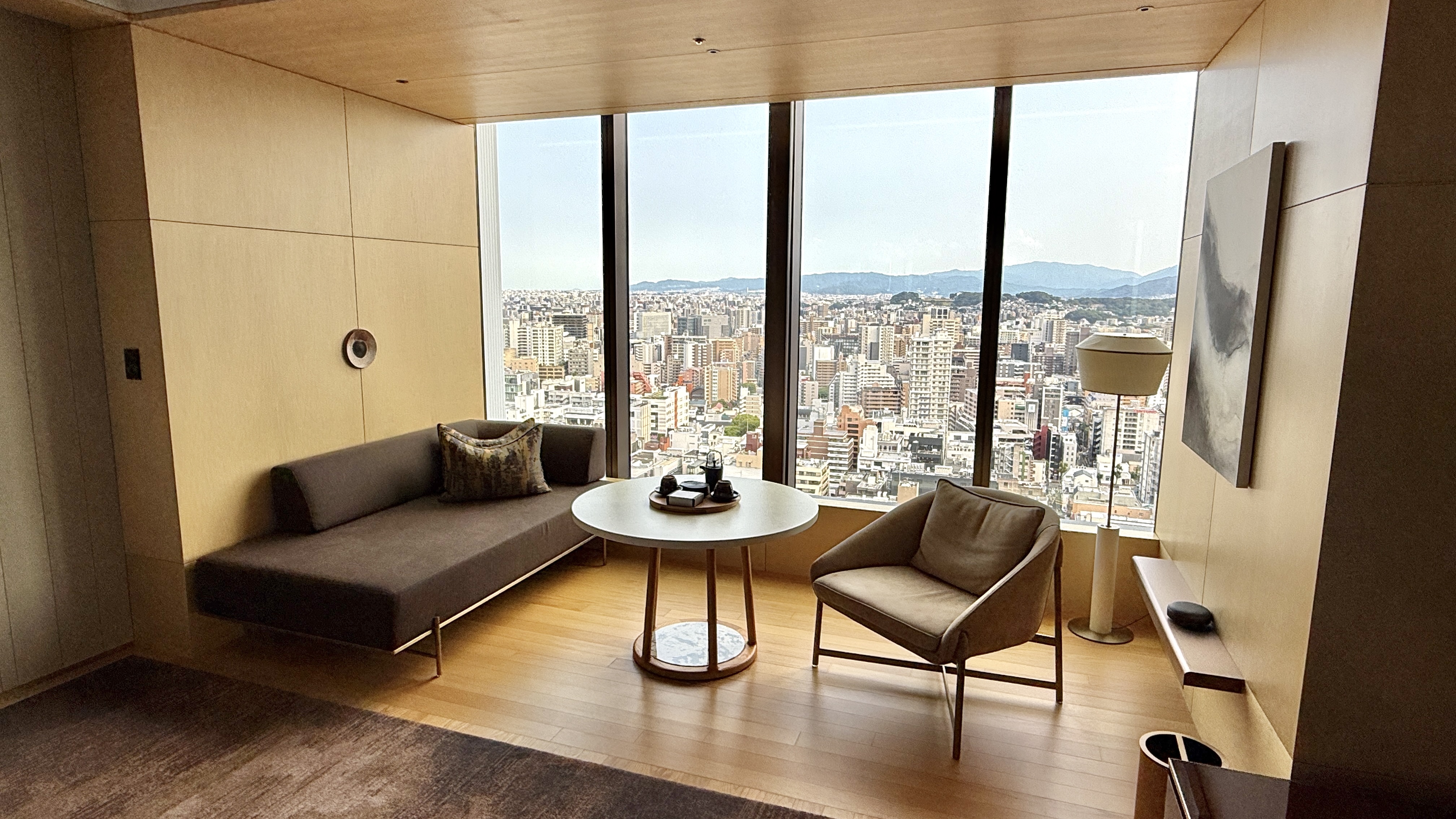 The Ritz-Carlton, Fukuoka – Guest Room, Skyline View seating area